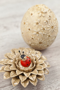 Marienkäfer auf einer Porzellanblume