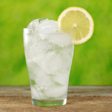 Glas mit Mineralwasser und einer Zitrone