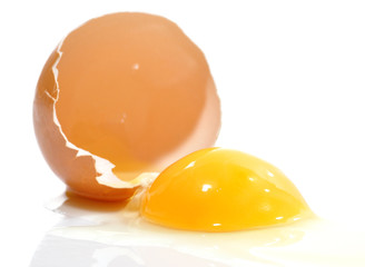 Huevo aislado sobre fondo blanco.