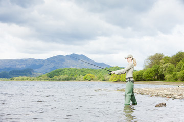 Fototapeta na wymiar kobieta rybacki, Loch Venachar, Trossachs, Szkocja