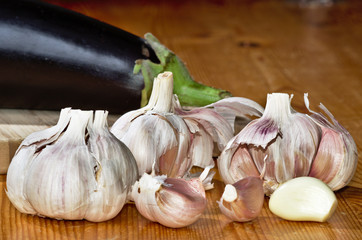 Fresh garlic on wood