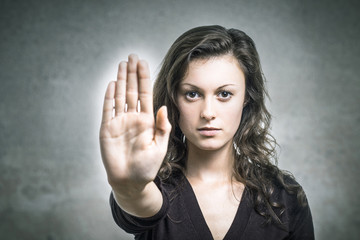 Junge Frau verteidigt sich