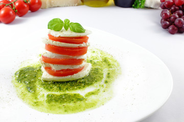 Mozzarella tower on pesto vinaigrette - Mozzarellaturm auf Pesto