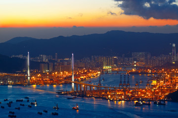 Fototapeta premium Autostrada w nocy z oświetleniem samochodów w nowoczesnym mieście