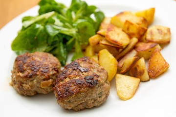 Frikadellen mit Bratkartoffeln und Feldsalat