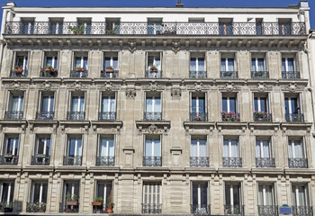 Fototapeta na wymiar Tradycyjne budynki mieszkalne w Paryżu, Francja