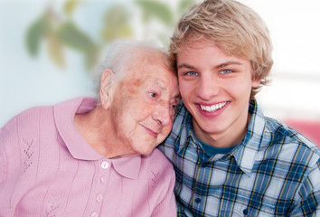 Enkel mit Großmutter