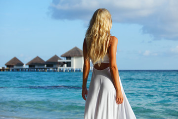 Fototapeta na wymiar kobieta na tropikalnej plaży