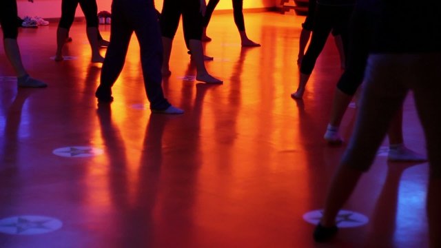 gruppo di danza durante le prove (allenamento)