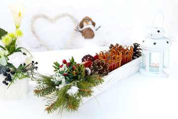 Tischschmuck auf verschneitem Gartentisch