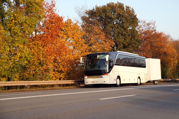 Busreise im Herbst - obrazy, fototapety, plakaty
