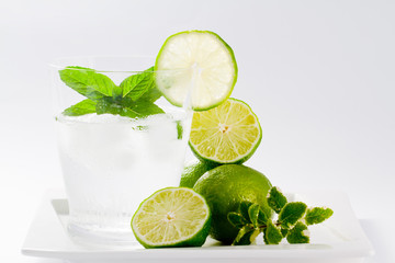 Fototapeta na wymiar Limes, orze¼wiający napój z lodem, koncepcja odchudzania