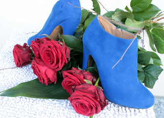 rose rosse con scarpa