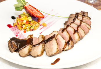 Гусиная печень под соусом