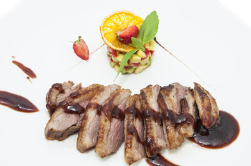 Гусиная грудка под соусом