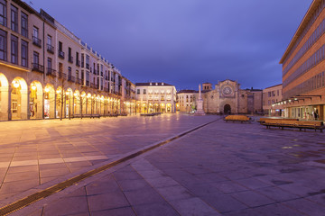 Fototapeta na wymiar Plaza de Santa Teresa, kościół San Pedro, Avila