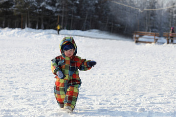 Fototapeta na wymiar Toddler walking in winter park