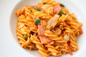 pasta with ham and tomato