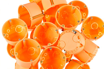 Ein Haufen Hohlwanddosen in orange #bn
