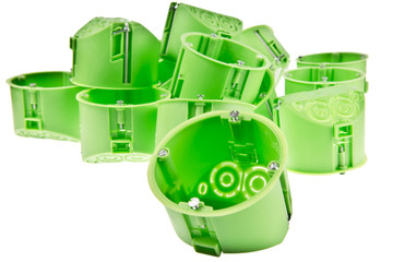 Ein Haufen Hohlwanddosen in grün 