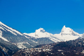 Fototapeta na wymiar Krajobraz gór pokrytych śniegiem. Snowy Mountain.