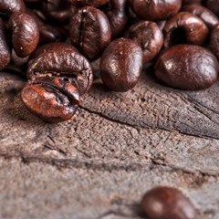chicchi di caffè fotografati in macro