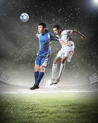 Selbstklebende Fototapeten zwei Fußballspieler, die den Ball schlagen © Sergey Nivens