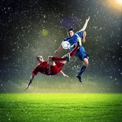 Tableaux ronds sur aluminium Foot deux joueurs de football frappant le ballon