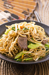 gebratene nudeln mit rindfleisch