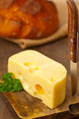 Edam cheese with bread