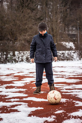 Junge mit Ball im Winter