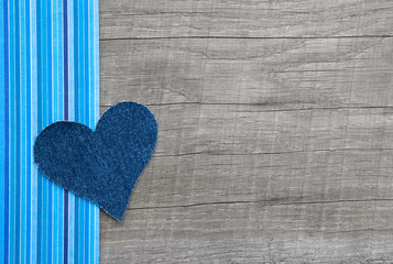 Glückwunschkarte mit blauem Herz aus Jeans