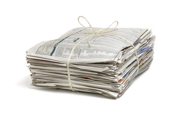 verschnürter Zeitungsstapel