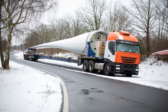 Schwertransport mit Windradfl&uuml;gel