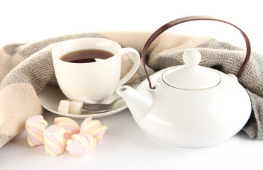 Obraz na płótnie Canvas kubek herbaty z szalikiem na białym