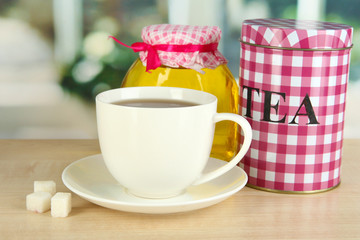 Obraz na płótnie Canvas Jar i filiżanka herbaty na białym tle
