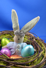 Osterhase in Osternest