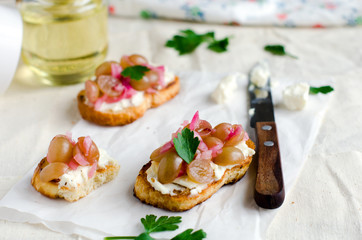 Crostini with feta cheese and grape