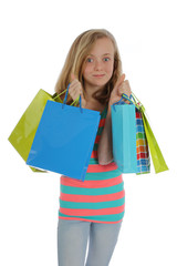 fillette 11 ans faisant du shopping