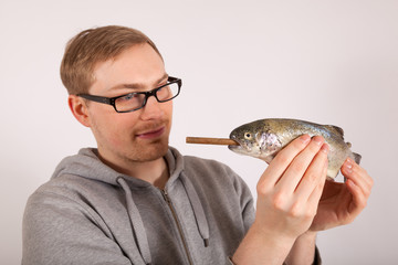 Ein Mann hat einen Fisch in der Hand