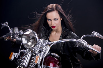 Fototapeta na wymiar Młoda kobieta na motocyklu