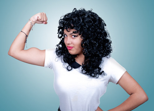 Jeune femme montrant ses muscles