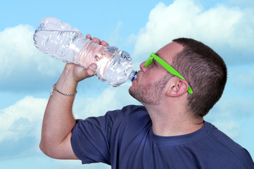 Jeune homme buvant de l'eau