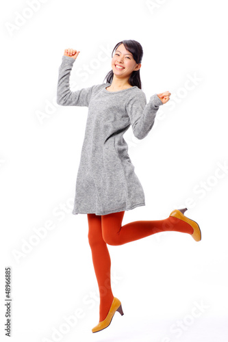 ジャンプする若い女の子 Alone Poster Alone Alone Posters Naka