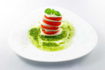 Mozzarella tower on pesto vinaigrette - Mozzarellaturm auf Pesto