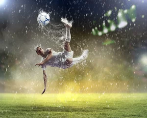 Fotobehang Voetbal voetballer die de bal slaat