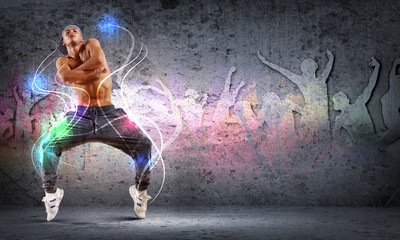 Obraz na płótnie Canvas Młody mężczyzna tańczy hip hop z linii kolorystycznych