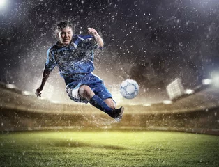 Gartenposter Fußballspieler, der den Ball schlägt © Sergey Nivens