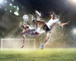 Gordijnen twee voetballers die de bal slaan © Sergey Nivens