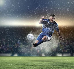 Abwaschbare Fototapete Fußballspieler, der den Ball schlägt © Sergey Nivens
